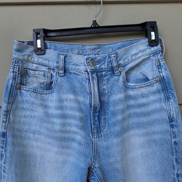 American Eagle Mom Jean Distressed Busted Knee Light acid wash Size 2 Cotton - Picture 4 of 11